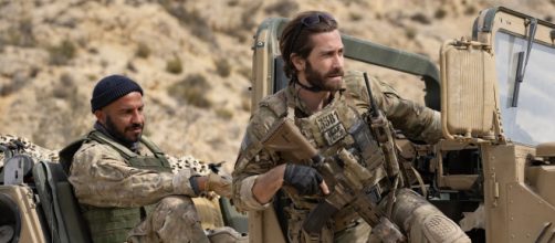 Dar Salim e Jake Gyllenhaal em cena de 'O Pacto' da Amazon Prime Video (Foto: Divulga&ccedil;&atilde;o)