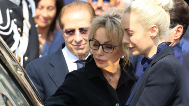 Berlusconi, la famiglia smentisce lo sfratto di Fascina da Arcore: 'Rapporti eccellenti'.