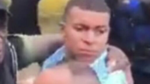 Kylian Mbapp&eacute; au Cameroun (capture TikTok @bassqlfoot2)