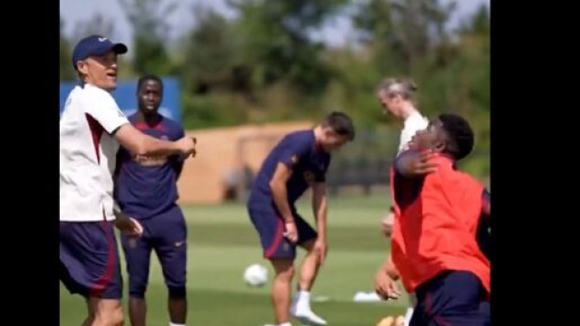 Luis Enrique en forme pour ses d&eacute;buts au PSG. (screenshot Twitter - @panams75)