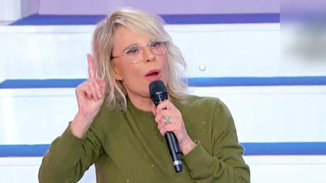 Uomini e donne, cambio programmazione: Maria De Filippi torna prima per sfidare Rai 1.