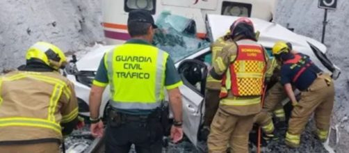 El tren arrastr&oacute; al coche m&aacute;s de 200 metros (Captura de pantalla de Telecinco)