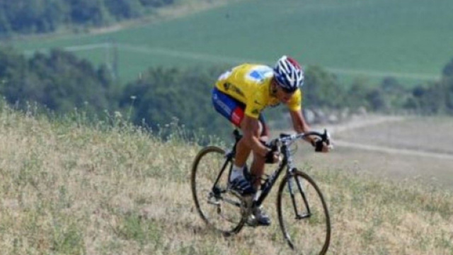 Ciclismo, il passaggio nei campi di Armstrong dopo la caduta di Beloki al Tour de France 2003