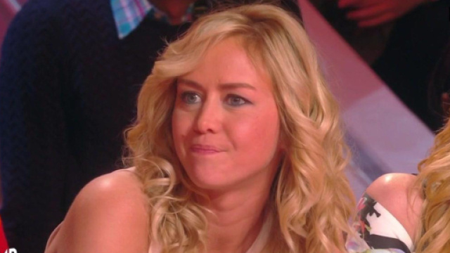 &Eacute;nora Malagr&eacute;, la chroniqueuse de Cyril Hanouna sur le plateau de TPMP. Source : capture d&rsquo;&eacute;cran C8