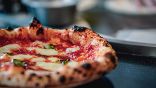 Le migliori pizzerie d'Italia del 2023: al primo posto ex aequo per due realt&agrave; campane.