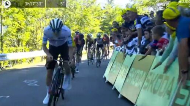 Tour de FRance, Tadej Pogacar scatta sul Grand Colombier