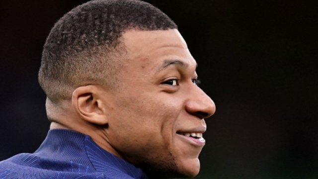 Kylian Mbapp&eacute; tout sourire (capture Twitter @LMDPSG)