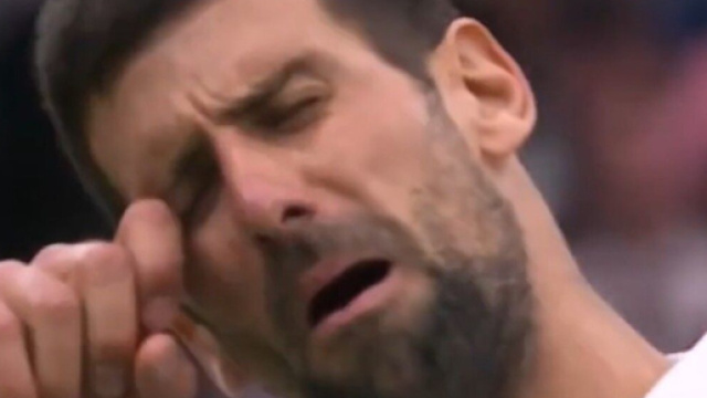 Qualifi&eacute; pour la finale de Wimbledon, Djokovic a encore d&ucirc; faire face &agrave; des fans face &agrave; lui, &agrave; qui il a r&eacute;pondu avec moquerie. (@Wimbledon)