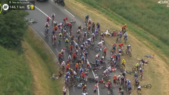 Tour de France, la caduta all'inizio della 14&deg; tappa