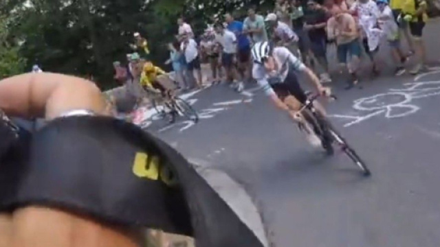 Ciclismo, Tadej Pogačar &egrave; stato bloccato da due moto sul Joux Plane.