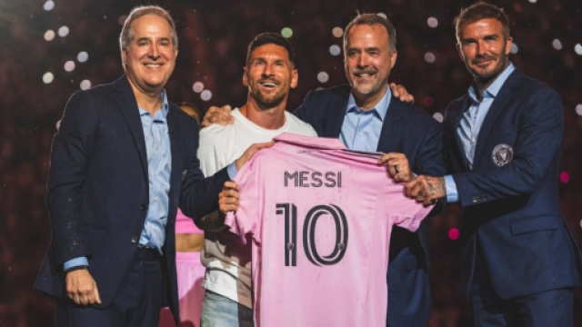 Messi est officiellement un joueur de l'Inter Miami. Sa pr&eacute;sentation a d&eacute;but&eacute; par la temp&ecirc;te avant le calme au bonheur des fans. (@InterMiamiCF)
