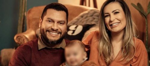 Thiago Lopes e Andressa Urach com o pequeno Leon, em foto de quando o casal ainda estava junto (Reprodu&ccedil;&atilde;o/Instagram@anazagofotografa)