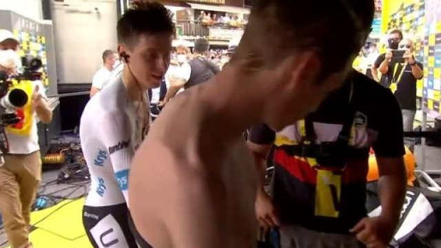 Tadej Pogacar si complimenta con Jonas Vingegaard all'arrivo della tappa di Combloux del Tour de France.