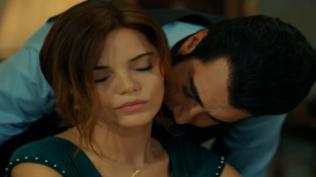 Terra amara, spoiler 25-26/7: Demir torna a casa e regala un ciondolo a Zuleyha.