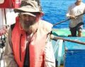 Un marinero sobrevive en el mar con su perro, comiendo pescado crudo y bebiendo agua de lluvia