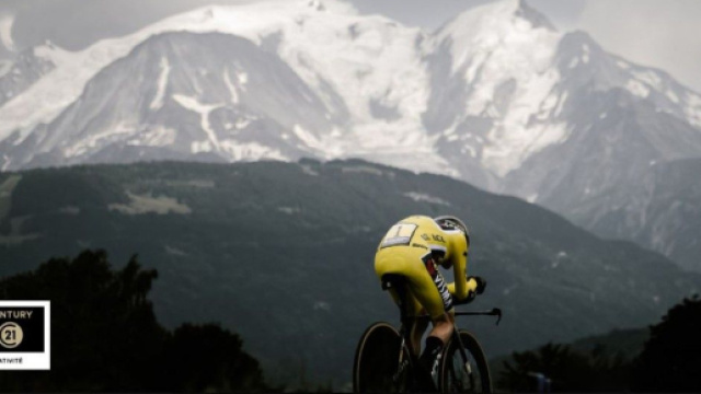 Ciclismo, Jonas Vingegaard impegnato nella cronometro di Combloux.