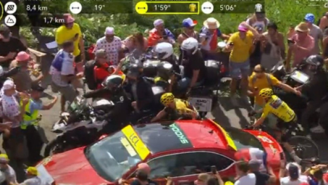 Tour de France, Jonas Vingegaard bloccato sul Col de la Loze.