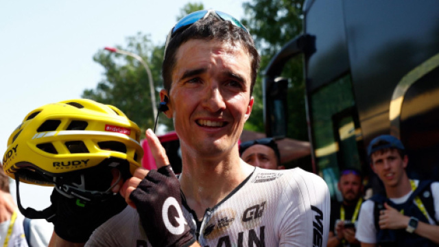 Tour de France, Pello Bilbao d&agrave; un pugno a un tifoso.