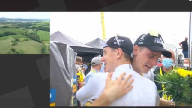 Tour de France, Matej Mohorič riceve i complimenti da Tadej Pogačar.