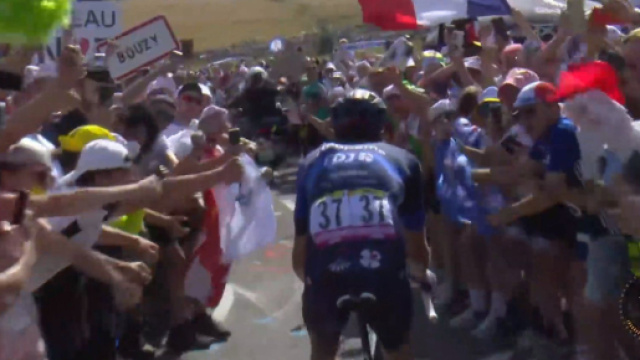 Ciclismo, Thibaut Pinot sulla salita del Petit Ballon.