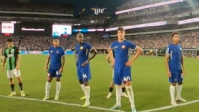 L'arbitre de Chelsea-Brighton &eacute;quip&eacute; d'une cam&eacute;ra ce samedi soir. (screenshot Twitter - @ActuFoot_)