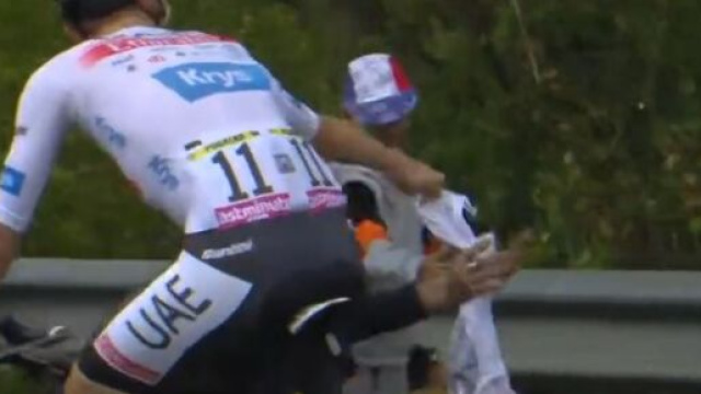 Ciclismo, Pogacar regala una maglia ad un piccolo tifoso nell'ultima tappa del Tour de France.