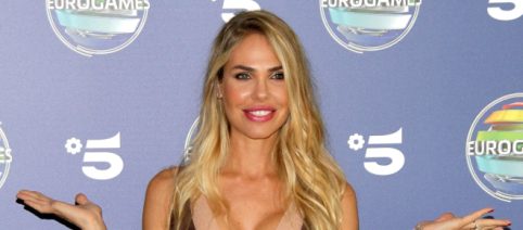 Tendenze moda, outfit estate 2023: l'abito midi a costine di Ilary Blasi e gonna longuette