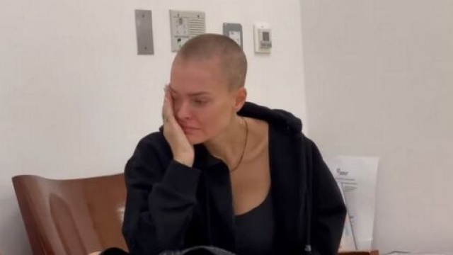 Caroline Receveur atteinte d'un cancer "tr&egrave;s agressif" du sein, elle partage toutes ses vid&eacute;os &agrave; l'h&ocirc;pital et r&eacute;dige un texte troublant.