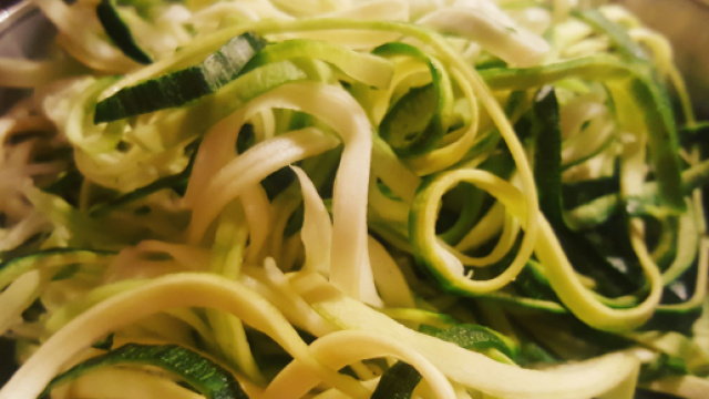 Cinque tipi di spaghetti vegetali, vegani, crudisti e senza glutine.
