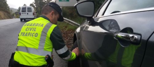 Los agentes de la Guardia Civil de Tr&aacute;fico activaron el protocolo judicial correspondiente tras el accidente (Twitter, @guardiacivil)