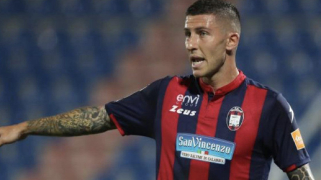 Calciomercato, Crotone: idea Marrone, difensore gi&agrave; in citt&agrave; in vacanza.