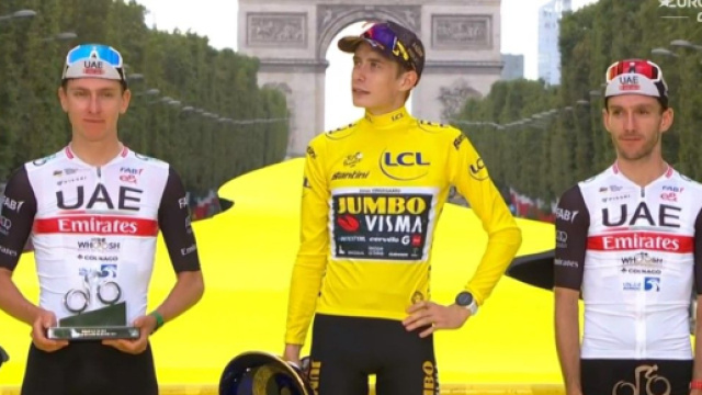 Ciclismo, Tadej Pogacar e Jonas Vingegaard sul podio del Tour de France