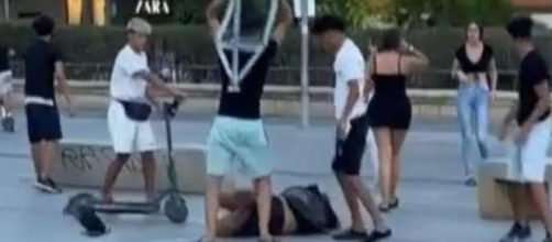 La agresi&oacute;n se produjo en la plaza del Mercat (Twitter, @wallstwolverine)