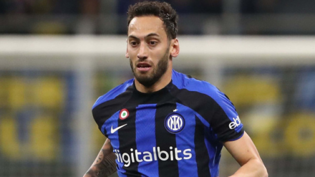 Inter, mercato: Calhanoglu piacerebbe al West Ham, possibile offerta di 50 milioni.