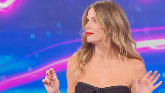 Alessia Marcuzzi: 'Escono notizie assurde, chi lavora con me mi proibisce di rispondere'.