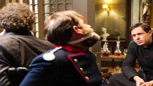 La promessa, spoiler Spagna: padre Camillo &egrave; un impostore e minaccia tutti con un'arma