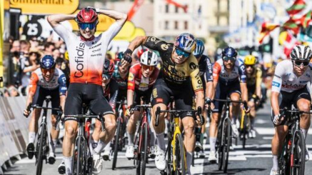 Tour de France, la rabbia di Wout van Aert all'arrivo di San Sebastian.