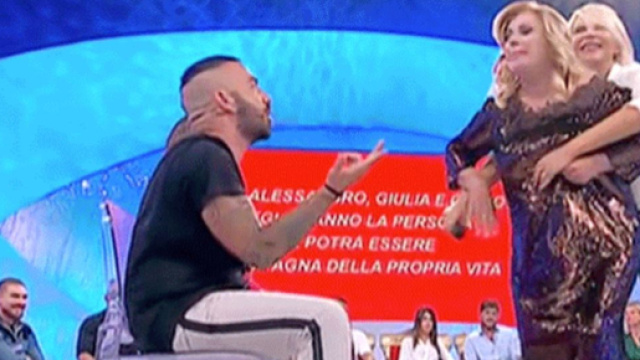 Uomini e donne, scoppia la protesta sui nuovi tronisti: 'Cacciate via chi prende in giro'.