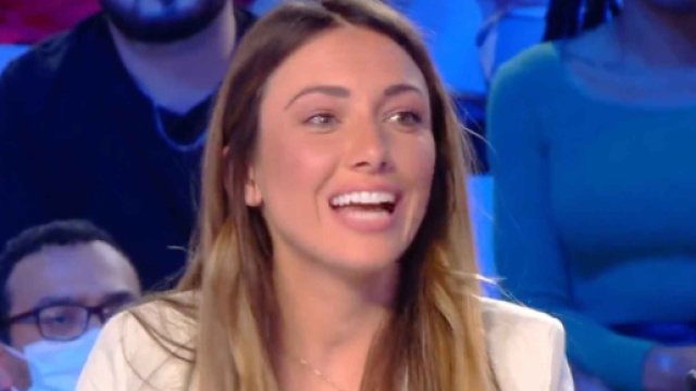 Delphine Wespiser sur le plateau de TPMP, &eacute;mission pr&eacute;sent&eacute;e par Cyril Hanouna. Source : capture d&rsquo;&eacute;cran C8.