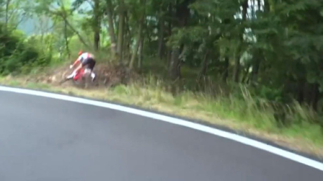 Giro d'Italia donne, la caduta di Elisa Longo Borghini