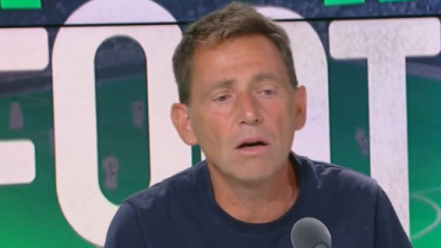 Apr&egrave;s l'ultimatum pos&eacute; par Nasser et le PSG &agrave; Mbappe, Daniel Riolo a critiqu&eacute; la strat&eacute;gie entreprise par le club. (@AfterRMC)