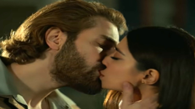 Terra amara, anticipazioni: Fikret bacia Mujgan.