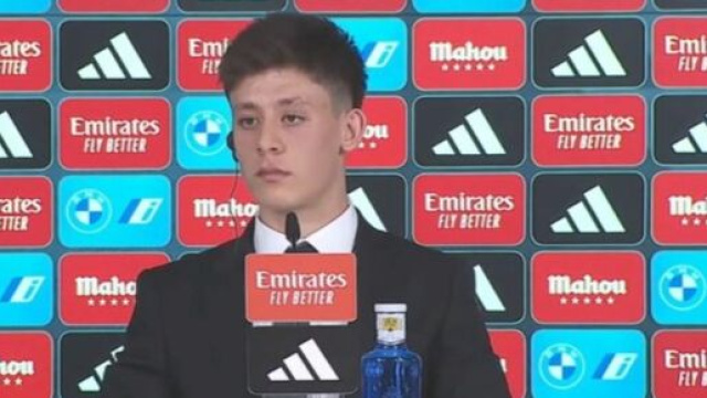 Pour sa premi&egrave;re conf&eacute;rence de presse, Arda G&uuml;ler s'est fait remarqu&eacute;, notamment pour deux petites sc&egrave;nes assez cocasses. (@elchiringuitotv)