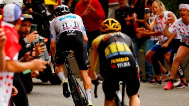 Tour de France, l'attacco di Tadej Pogacar nella tappa di Cauterets.