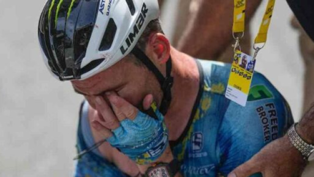 Mark Cavendish in lacrime dopo il ritiro dal Tour de France.