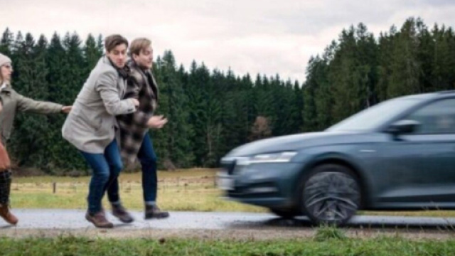 Tempesta d'amore, trame tedesche: Henning e Paul rischiano di essere investiti da un'auto.