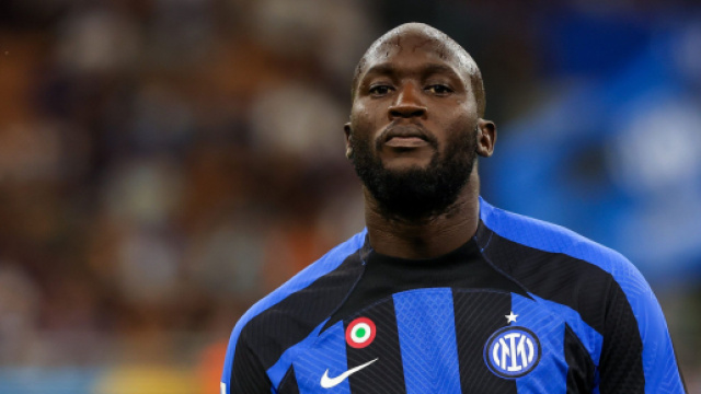 Lukaku, possibile no alla Juve: si abbasserebbe l'ingaggio pur di tornare all'Inter.