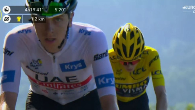 Tadej Pogacar all'attacco sul Puy de Dome