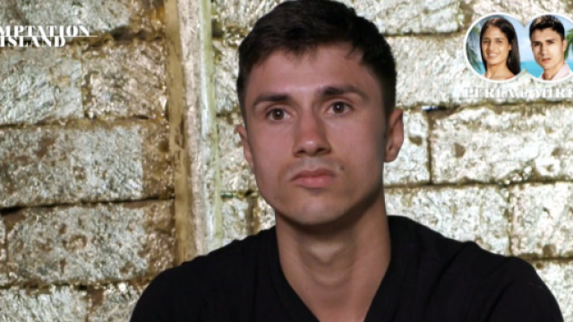 Temptation Island, Mirko vede Perla flirtare con un single in spiaggia: 'Impazzisco'