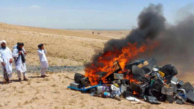 Afghanistan, i talebani bruciano gli strumenti musicali.